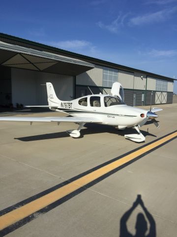 Cirrus SR-22 (N797BT)