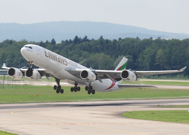 Airbus A340-500 (A6-ERE)