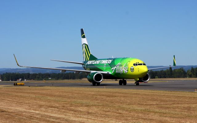 Boeing 737-700 (N607AS) - Alaska Airlines 737-700 wearing the Portland Timbers Colors