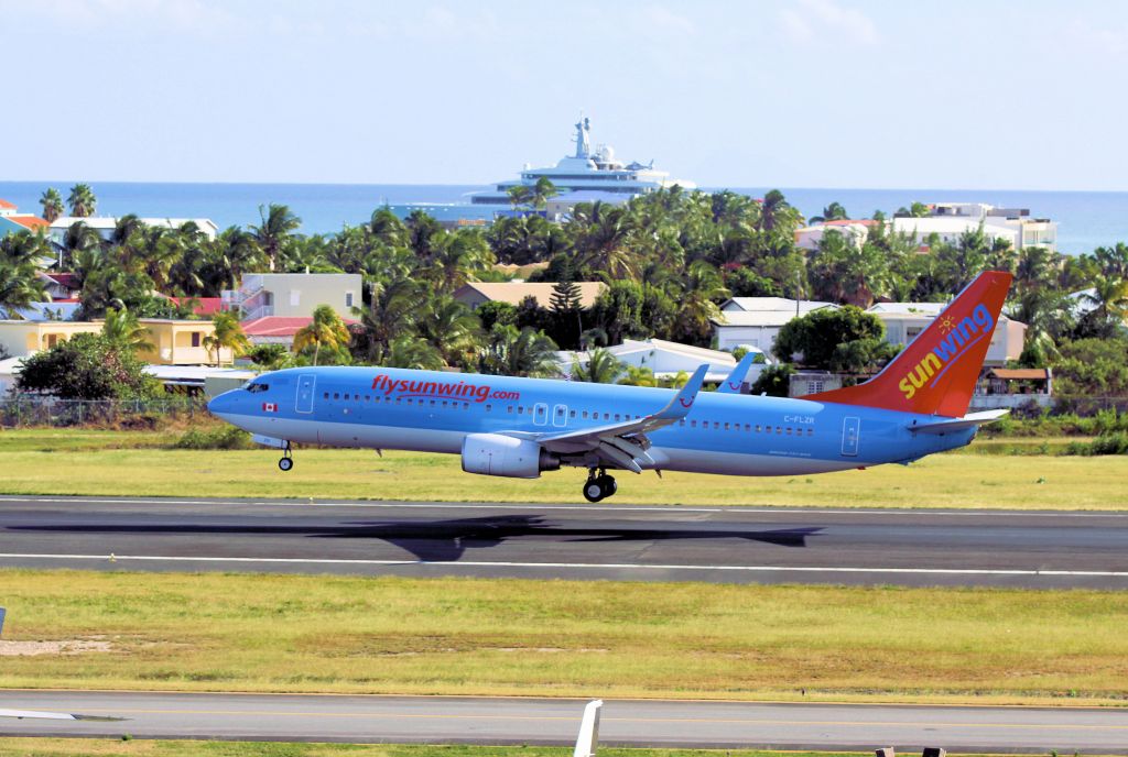 Boeing 737-800 (C-FLZR)