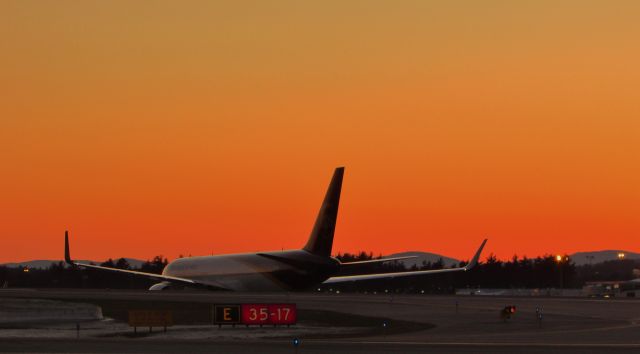 BOEING 767-300 (N322UP)
