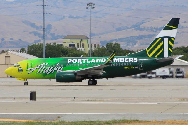 Boeing 737-700 (N607AS)