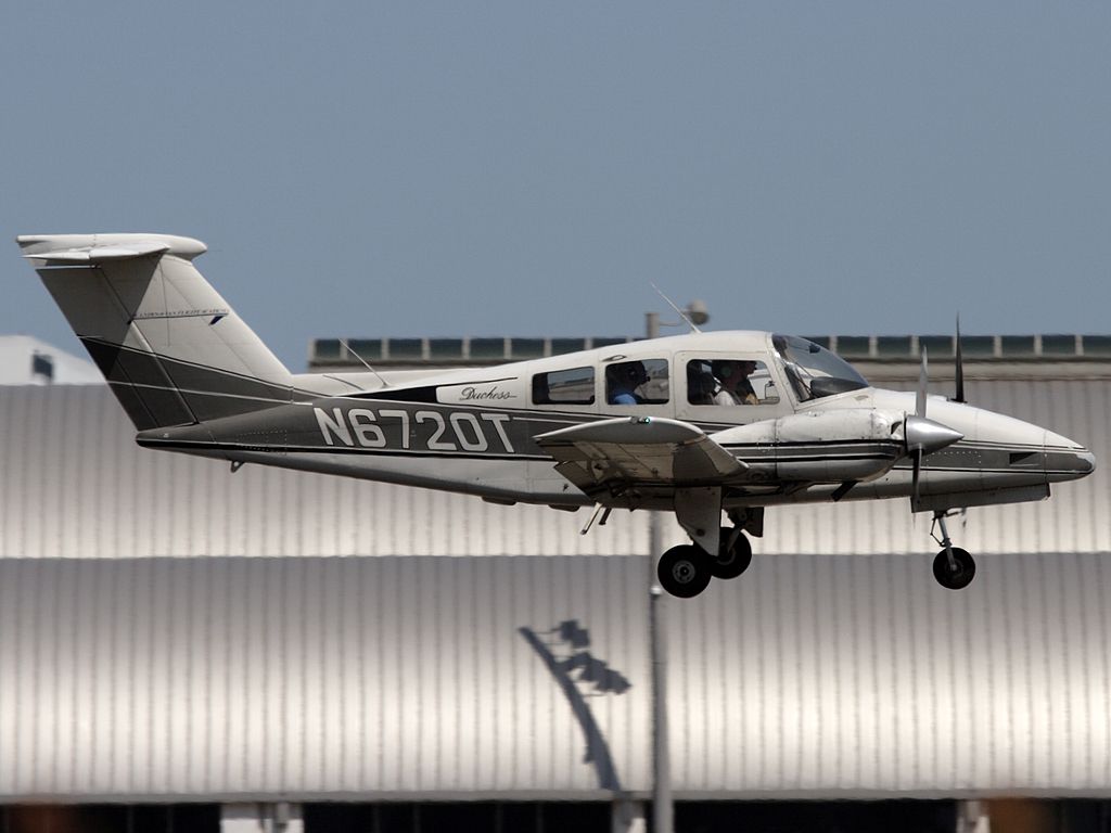 Beechcraft Duchess (N6720T) - May 28, 2006