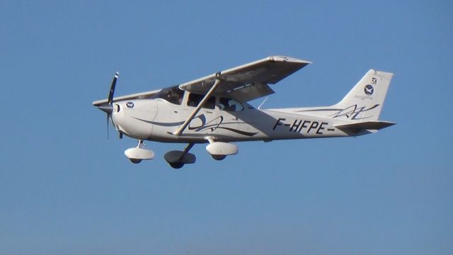 Cessna Skyhawk (F-HFPE)