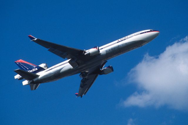 Boeing MD-11 (N803DE) - Departure at Narita Intl Airport Rwy16R on 2000/04/29
