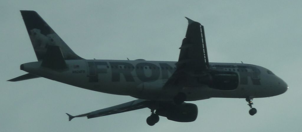 Embraer 170/175 (N924FR) - On Approach to 24L over I-405.