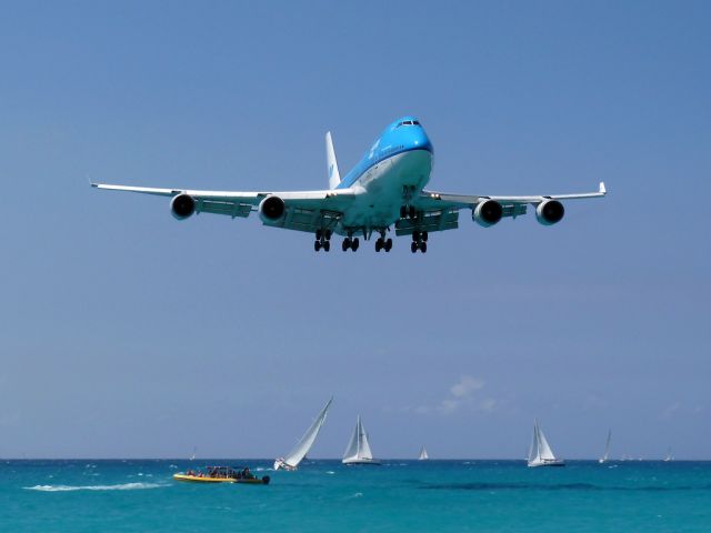 Boeing 747-200 (PH-BFY) - KLM 785 arrives from Amsterdam with the Heineken Regatta in process on their final day of sailing.