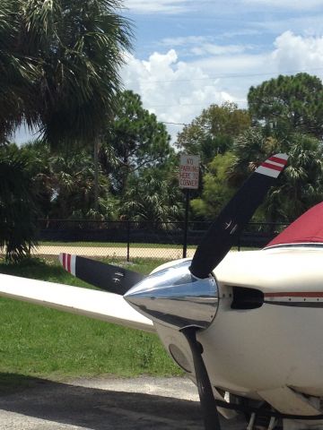 Mooney M-20 (N4702H) - Aircraft parking off end of runway.