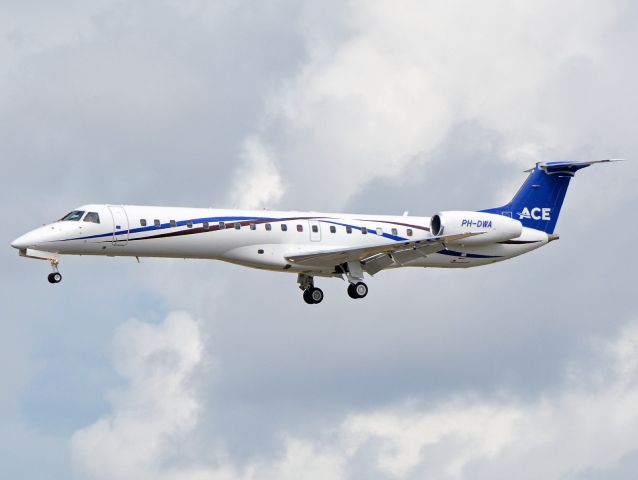 Embraer ERJ-145 (PH-DWA) - Kystvejen RWY22L