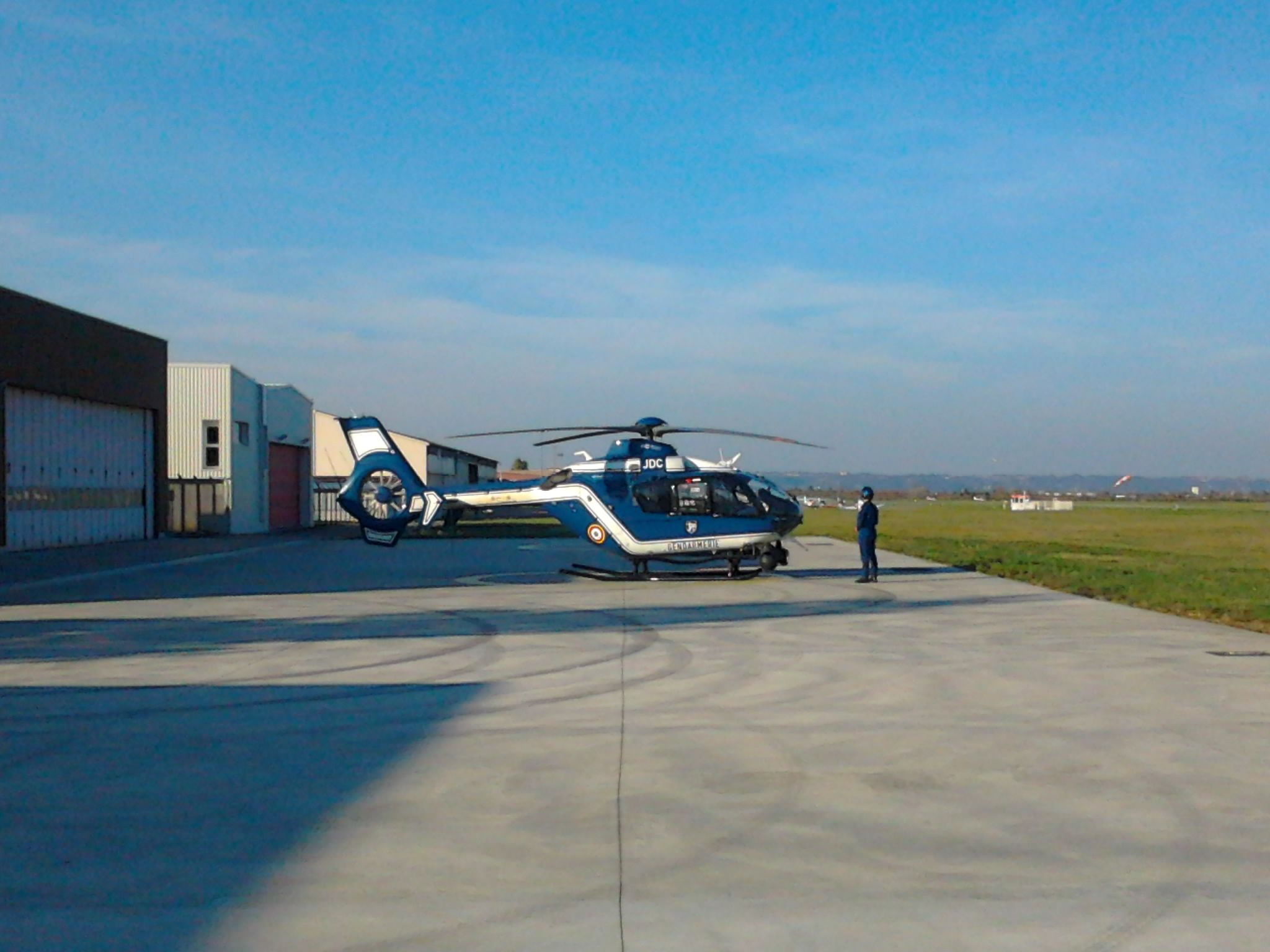 F-MJDC — - TOUJOURS SUR LE TARMAC DE LA BASE HELICOPTERE DE LA SECURITE CIVILE DE BRON QUI LE PARTAGE AVEC LA SECTION AERIENNE DE LA GENDARMERIE DE LYON