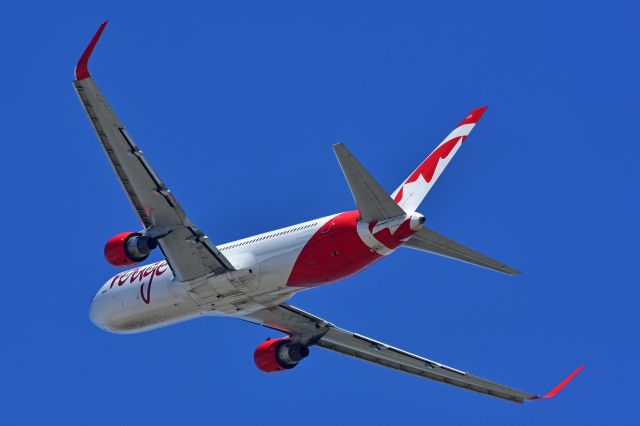 BOEING 767-300 (C-FMWV) - Air Canada Rouge Boeing 767-333(ER)(WL) departing YYC on June 3.