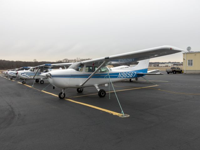 Cessna Skyhawk (N96567) - New in the fleet of Arrow Aviation. 6 FEB 2018.