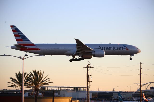 BOEING 777-300ER (N718AN)