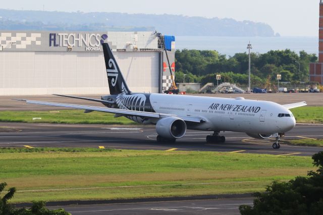 BOEING 777-300 (ZK-OKS)