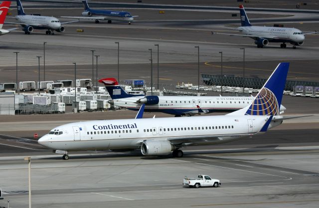 Boeing 737-800 (N33209) - KPHX - 3/21/2007 - then Continental 737-800 series on the slow taxi for the main runways and departure - this jet now with United Airlinesbr /30581 LN:647br /Type 737-824br /First flight date 17/08/2000