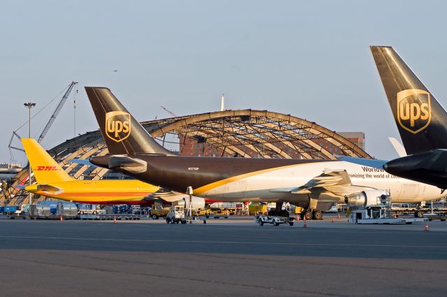 Airbus A300F4-600 (N171UP) - Just before the demo of the original AA hangar @ KBOS Logan !!