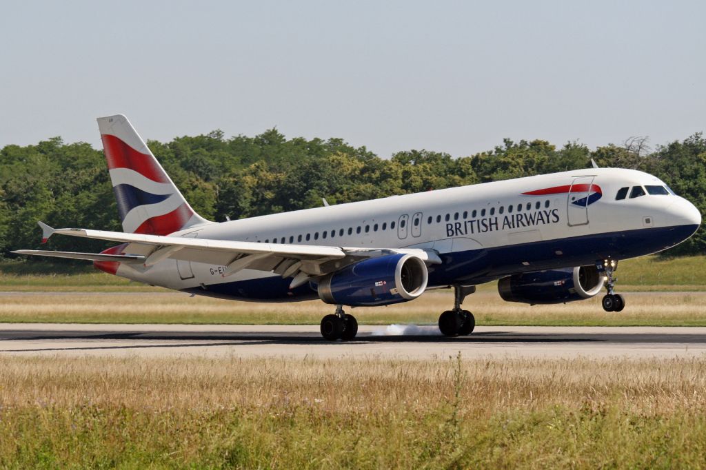Airbus A320 (G-EUUR)