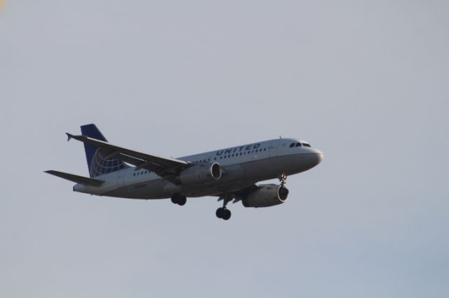 Airbus A319 (N820UA) - FINAL APPROACH 27 KSAN