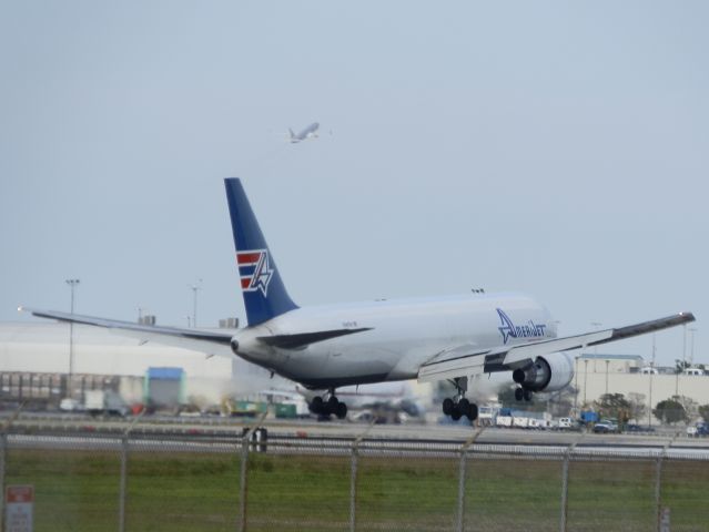 BOEING 767-300 (N319CM)