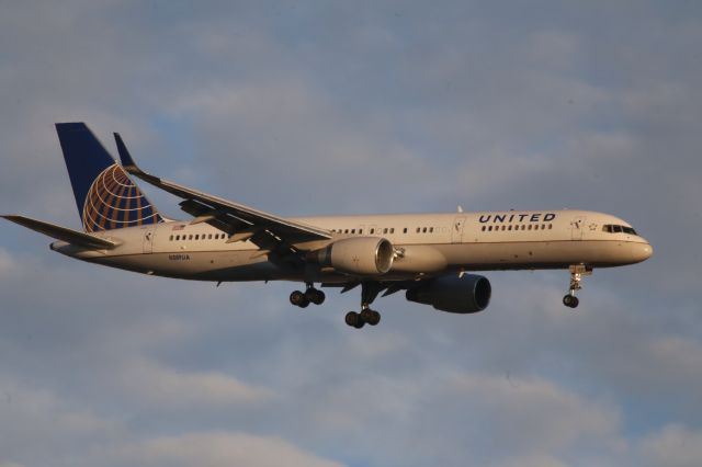 Boeing 757-200 (N589UA)