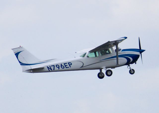 Cessna Skyhawk (N796EP) - At Downtown Shreveport.