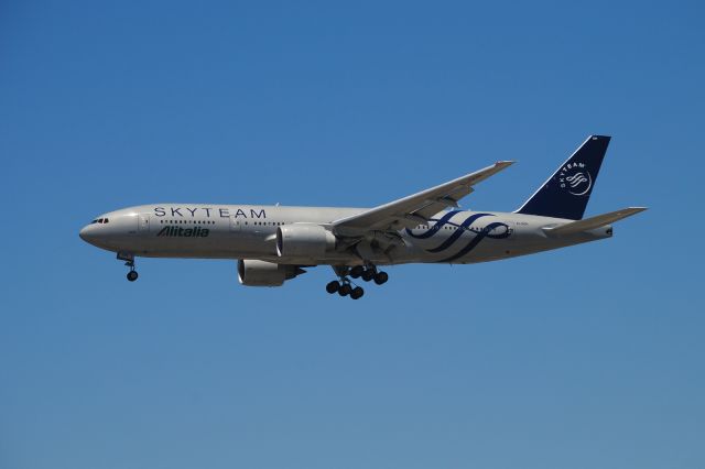 Boeing 777-200 (EI-DDH) - The SKYTEAM livery looks smart on this 777-200ER from ROME!