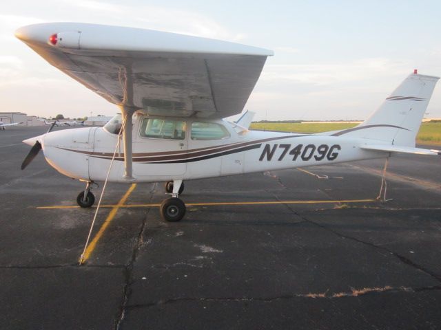 Cessna Skyhawk (N7409G) - Air Venture Ramp at Olive Branch Airport