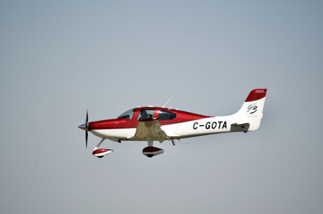 Cirrus SR-22 (C-GOTA) - On final Rwy 23