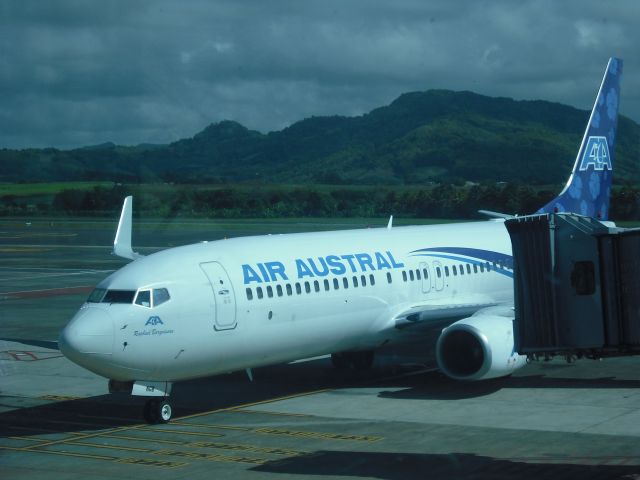 Boeing 737-200 (BOEING) - Waiting to board the flight to Reunion Island
