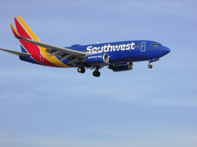 Boeing 737-700 (N773SA) - Landing RWY 20R