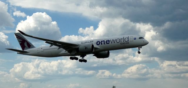 Airbus A350-900 (A7-ALZ) - On final is this 2018 Qatar Airways Airbus A350-941 from the Spring of 2021.