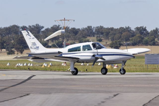Cessna 310 (VH-JMP) - Air-Link (VH-JMP) Cessna 310R taxiing at Wagga Wagga Airport.