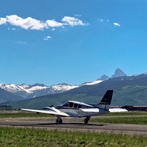 Beechcraft Baron (58) (N581E)