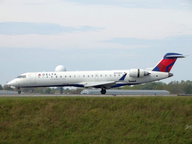 Canadair Regional Jet CRJ-700 (N741EV)