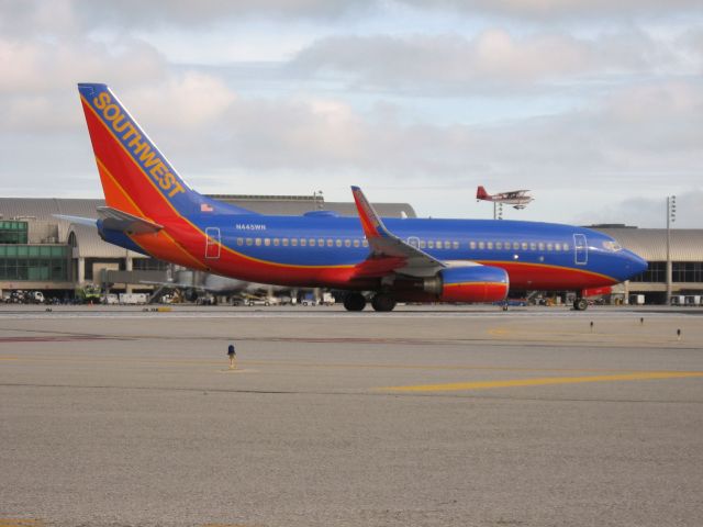 Boeing 737-700 (N445WN) - HOLDING ON RWY 19R
