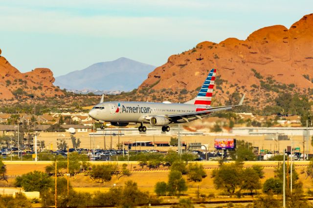 Boeing 737-800 (N936NN) - American Airlines 737-800 landing at PHX on 12/17/22. Taken with a Canon R7 and Tamron 70-200 G2 lens.