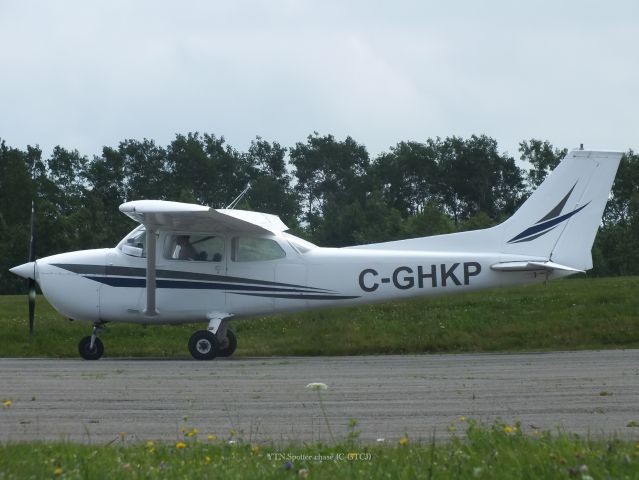 Cessna Skyhawk (C-GHKP) - Trenton airport parking lot