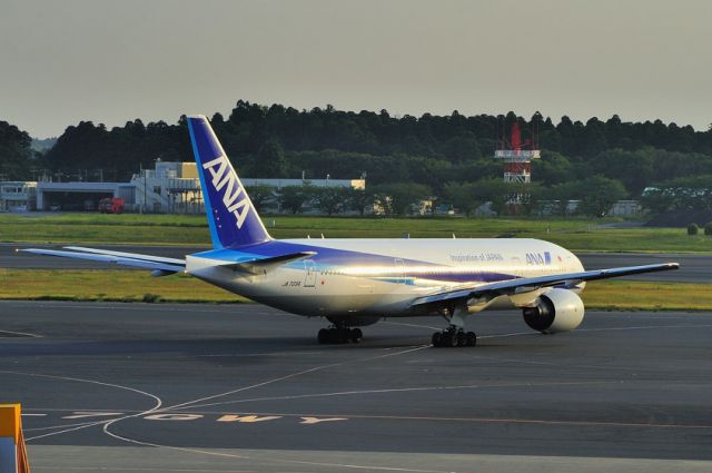 Boeing 777-200 (JA709A) - Reflecting the setting sun