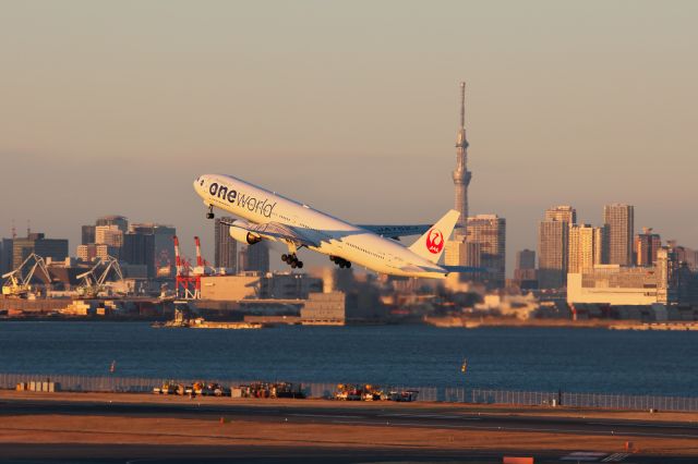 BOEING 777-300 (JA752J)