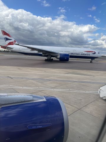 Boeing 777-200 —