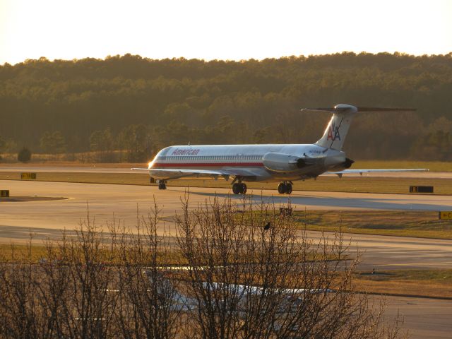 McDonnell Douglas MD-82 (N470AA) - An American Airlines McDonnell Douglas MD-82 landing at Raleigh-Durham Intl. Airport. This was taken from the observation deck on January 18, 2016 at 5:01 PM. This is flight 1348 from DFW.