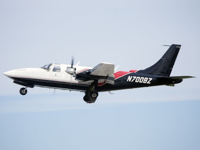 Piper Aerostar (N700BZ) - Take off runway 26.