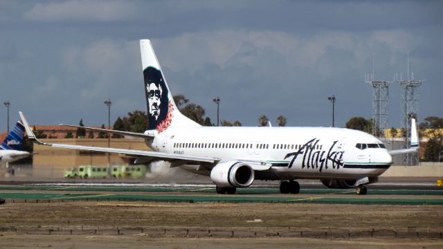 Boeing 737-800 (N584AS)