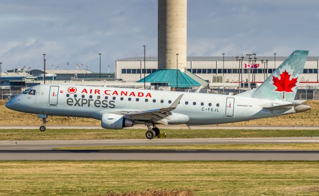 Embraer 175 (C-FEJL) - SKV7613 arrives from Reagan National (KDCA), about to touch down on runway 33L at YYZ