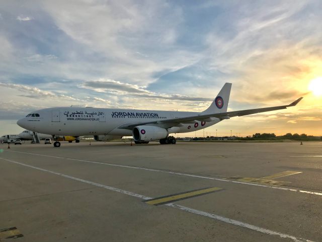 BOEING 737-300 (JY-JVA)