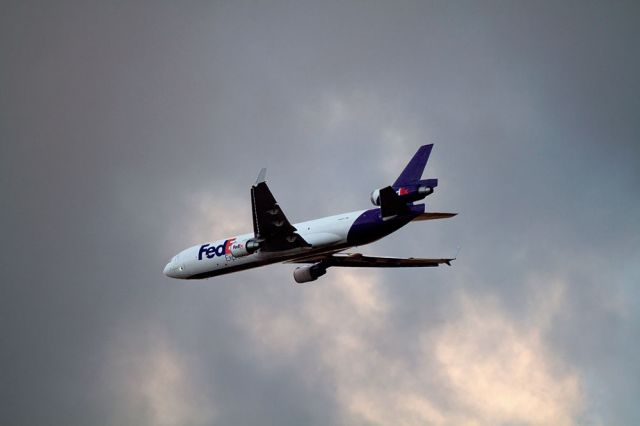 Boeing MD-11 (N521FE) - Dusk final approach into KTPA about 15 miles out at 5000 feet. Losing the daylight fast at this time of year!