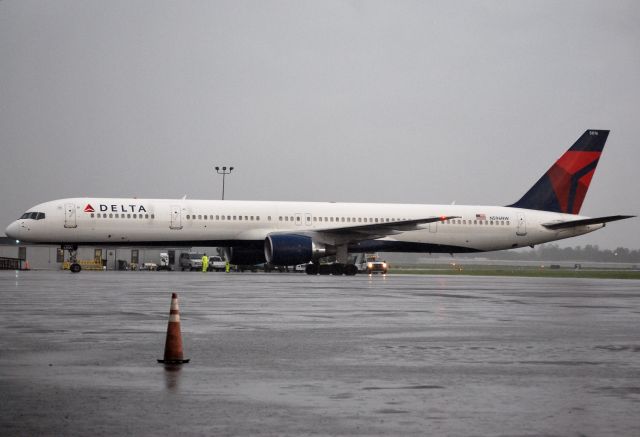 BOEING 757-300 (N596NW) - Jacksonville Jaguars charter getting ready to taxi in heavy rain after losing to the Carolina Panthers (Jaguars 10 - Panthers 16) 9/25/11