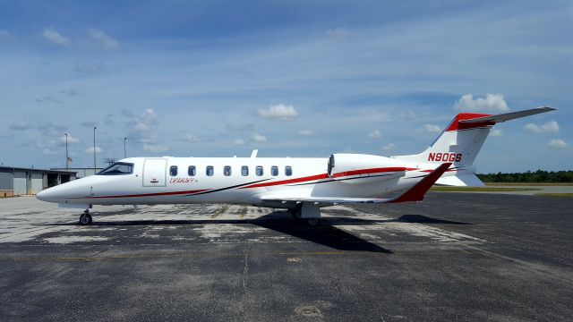 Bombardier Learjet 75 (N90GS)