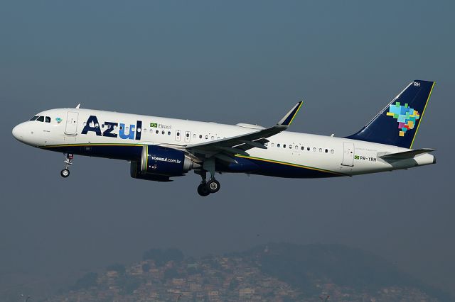 Airbus A320 (PR-YRH)