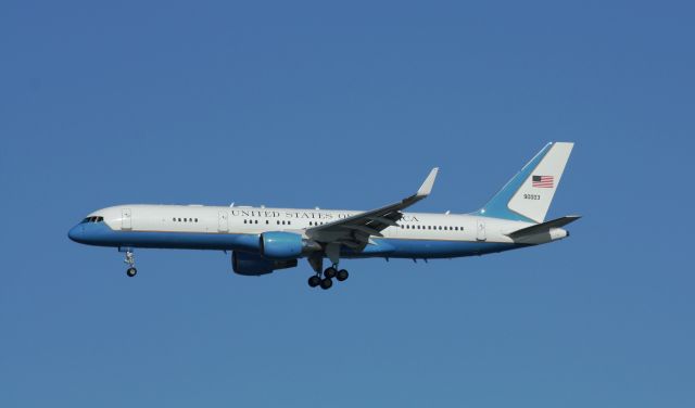 Boeing 757-200 (99-0003) - AF2 arrival with the VP for former Boston Mayor Tom Meninos funeral. 